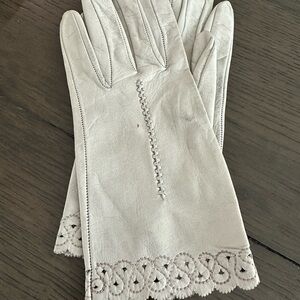 Elegant Light Grey Leather Gloves